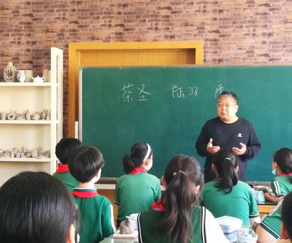 大學(xué)教授蒞臨石家莊市盛世長安小學(xué)開展陶藝教學(xué)研討交流活動(dòng)