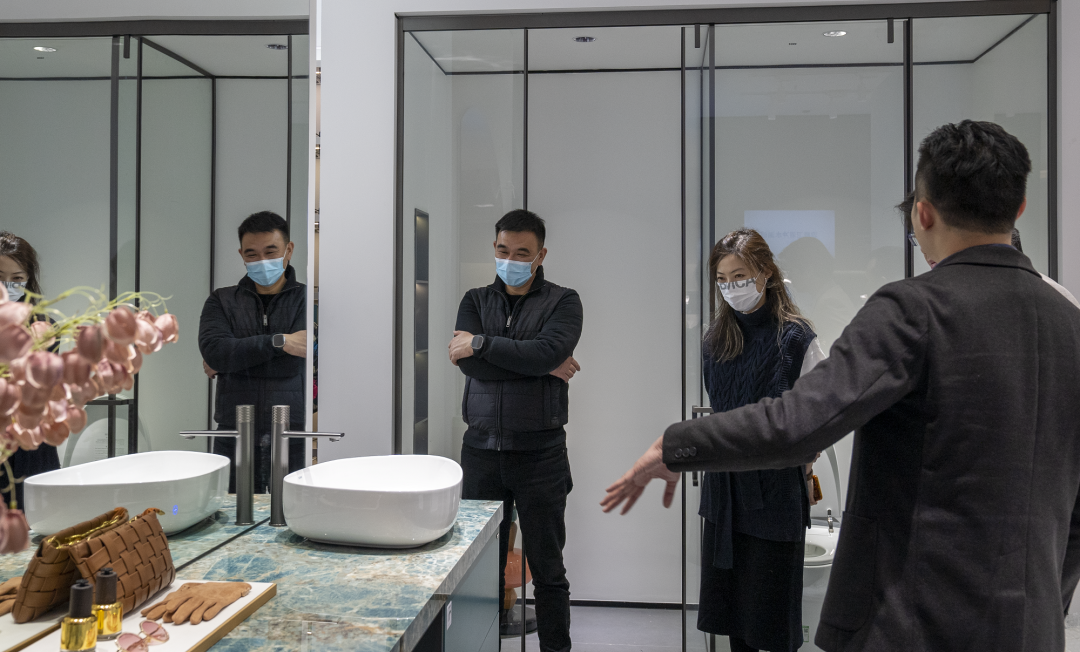邵唯晏與中建協(xié)室內(nèi)設計委一行蒞臨浪鯨衛(wèi)浴參觀交流6.png