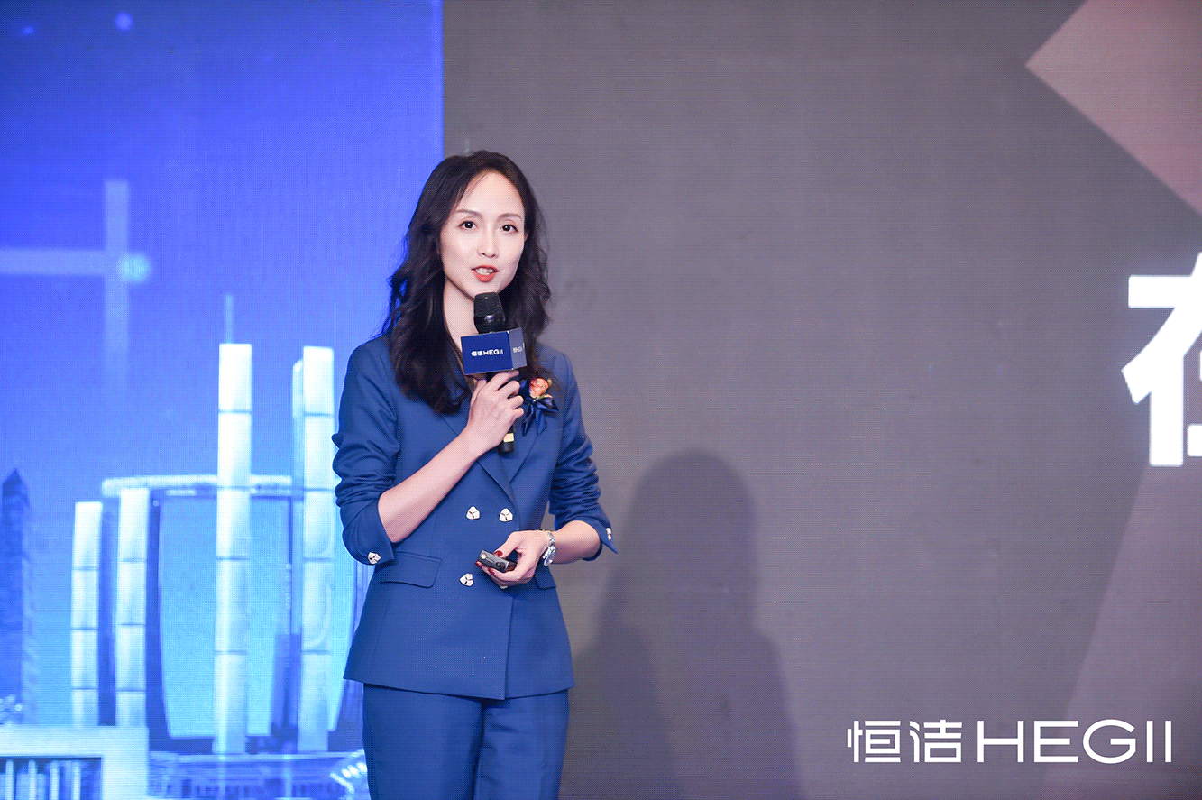 8、GIF優(yōu)居新聞全國(guó)總編黃小容、網(wǎng)易家居執(zhí)行主編羅會(huì)俊.gif