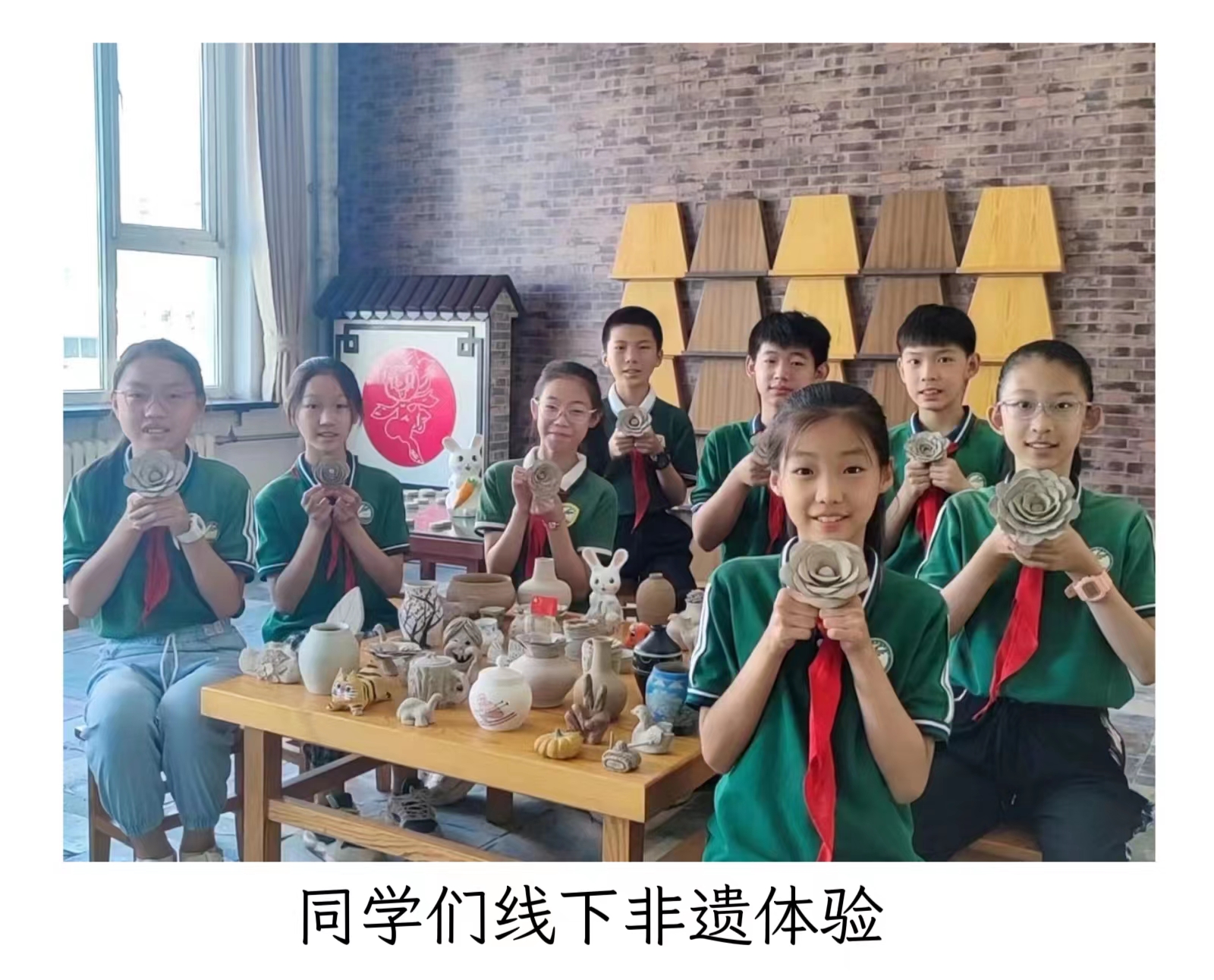 同學(xué)們線下非遺體驗(yàn).jpg