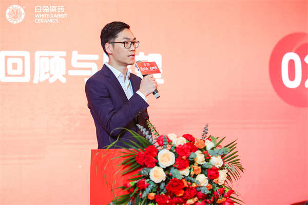 4旭日集團銷售運營中心副總經(jīng)理，馬賽克、OEM銷售中心總經(jīng)理丁雄翔.JPG