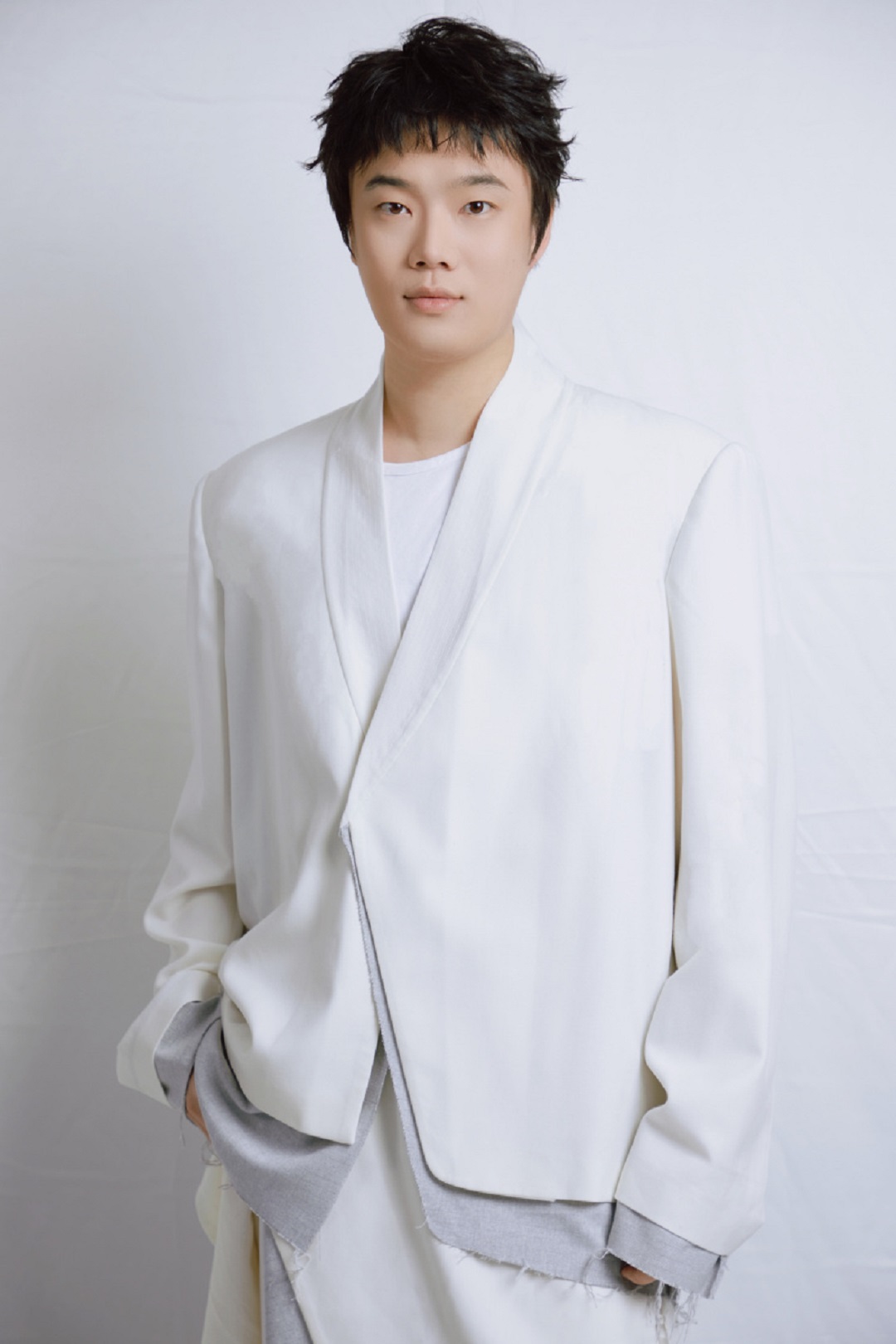 5 0 明星服裝定制設(shè)計師，三寸盛京華服品牌創(chuàng)始人張突然.jpg