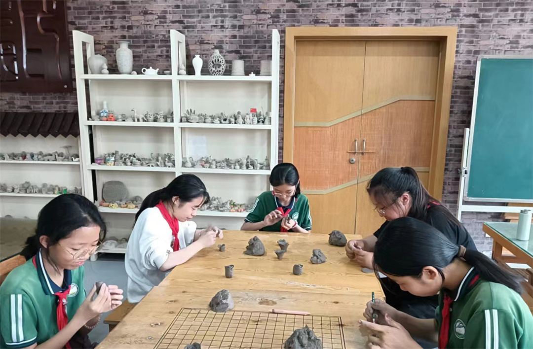 “大國小工匠”――盛世長安小學(xué)陶藝社團(tuán)開展“五一”指尖創(chuàng)意技能競賽活動(dòng)04.jpg