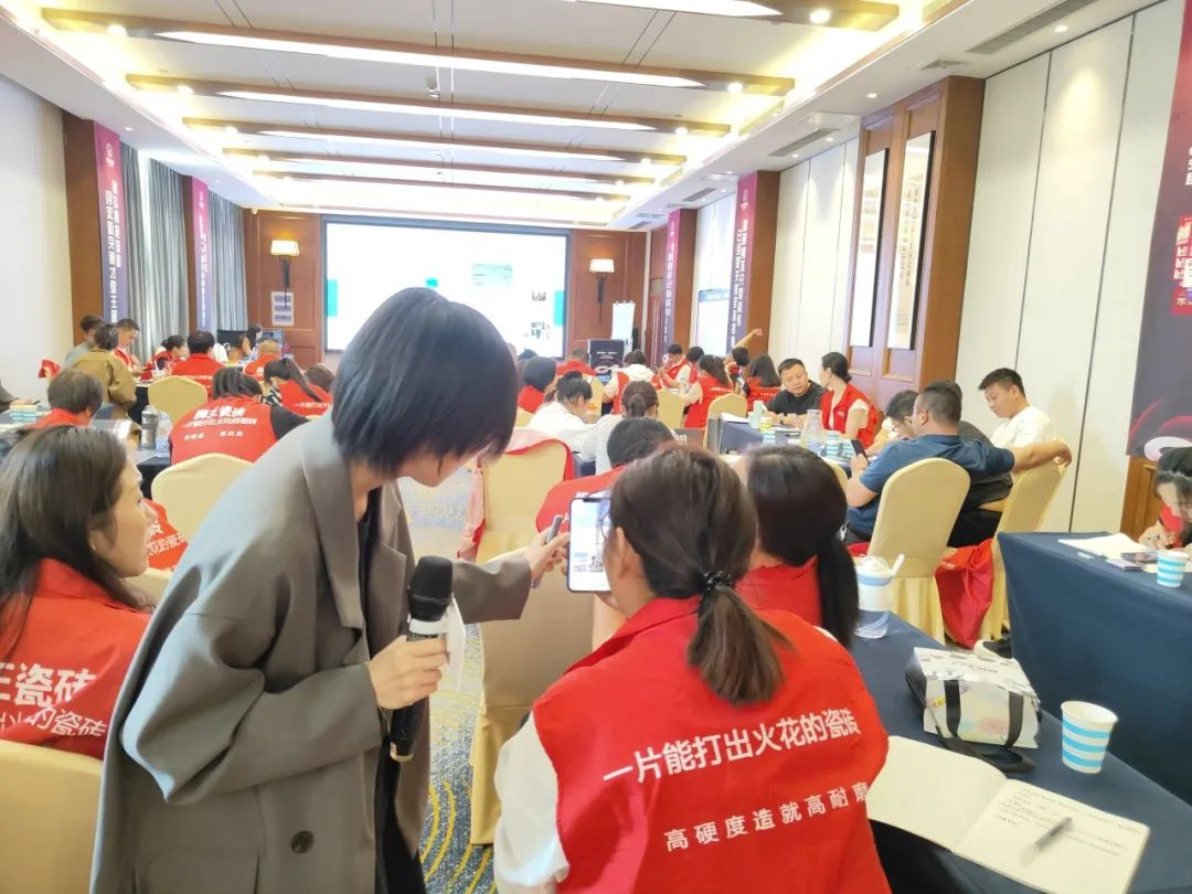 抖勢達(dá)人 獅王瓷磚第二季抖音精英特訓(xùn)營暨2024全國聯(lián)動(dòng)啟動(dòng)會(huì)盛大召開15.jpg