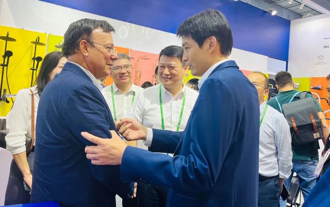 康意潔具閃耀2024年秋季廣交會，吸引了眾多國內(nèi)外客商的關注和贊譽5.jpg