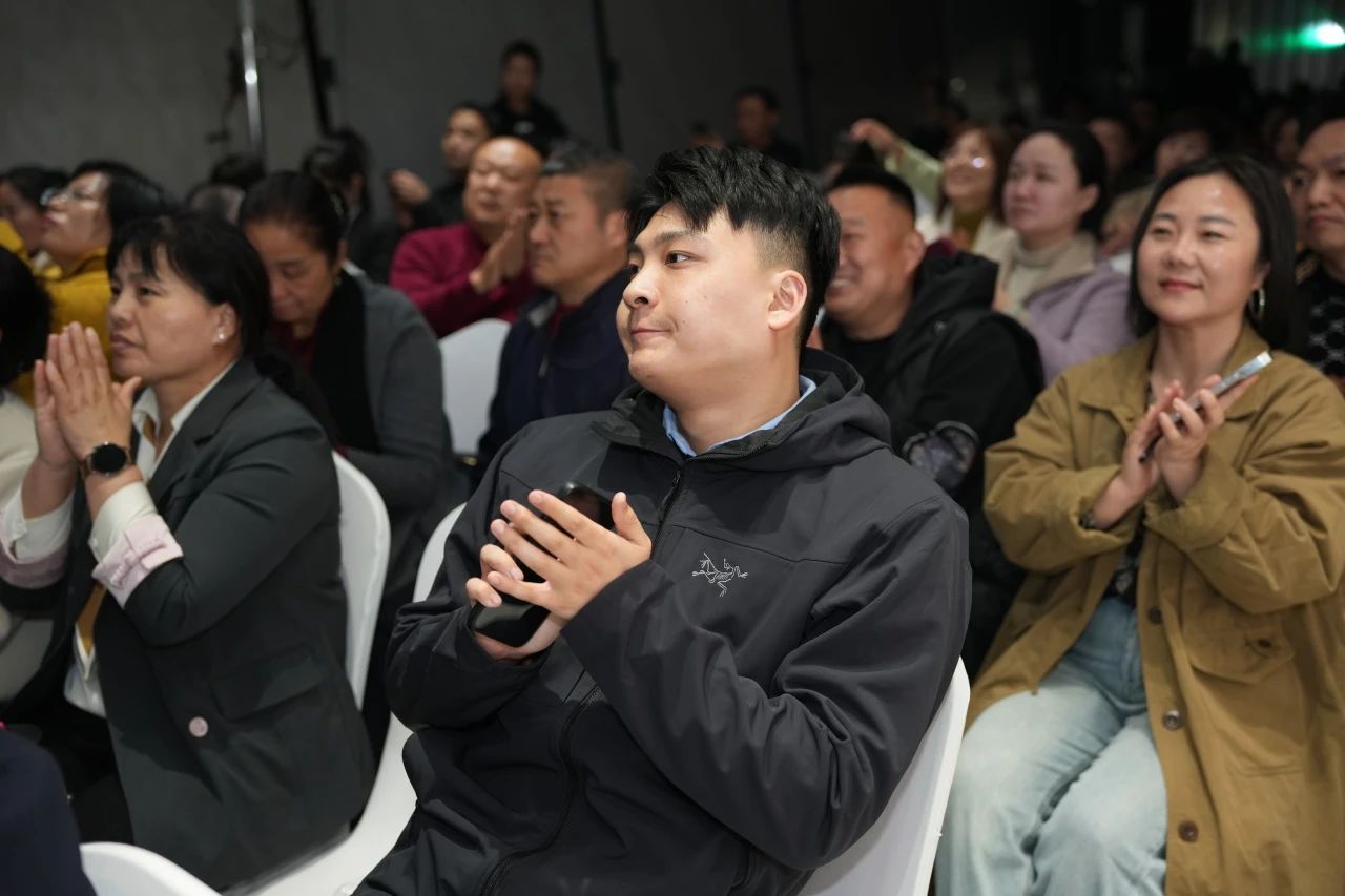獅王瓷磚“云脈覺醒”發(fā)布會(huì)：共繪新藍(lán)圖 共贏2025！11.jpg